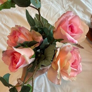 🦈 Elegant Pink Faux Rose Bouquet